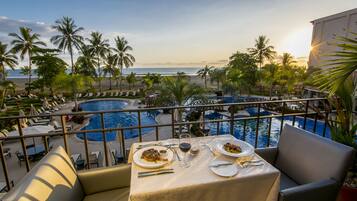 3 restaurants; breakfast, lunch and dinner served