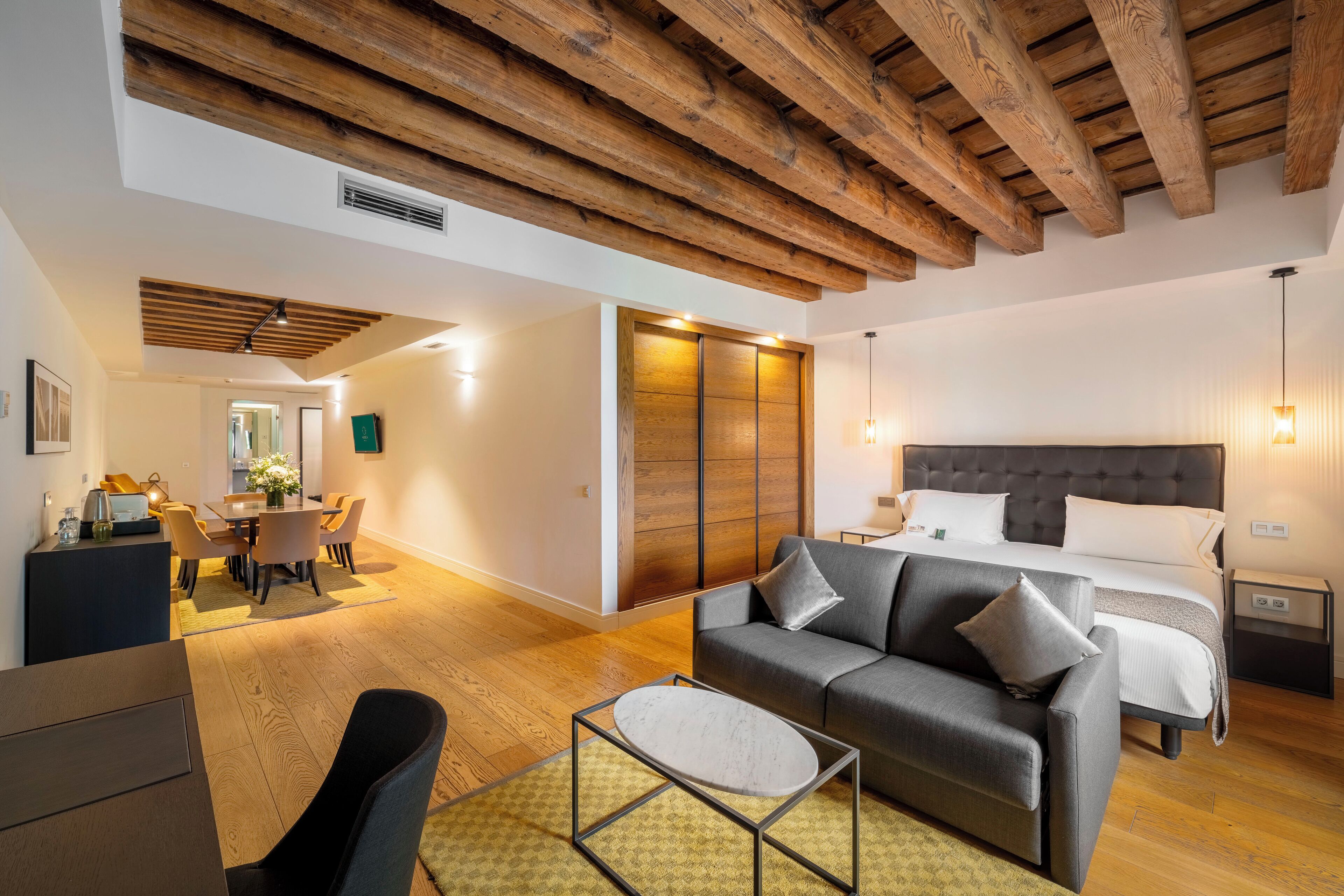 Minibar, caja fuerte, escritorio y cortinas opacas