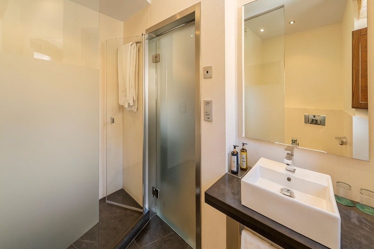 Baño | Amenidades de baño ecológicas, secadora de cabello, pantuflas, toallas 