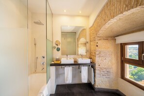 Perlengkapan kamar mandi ramah lingkungan, pengering rambut,  dan sandal