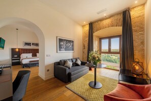 Minibar, in-room safe, desk, blackout drapes - Áurea Convento Capuchinos by Eurostars Hotel Company (Segovia)