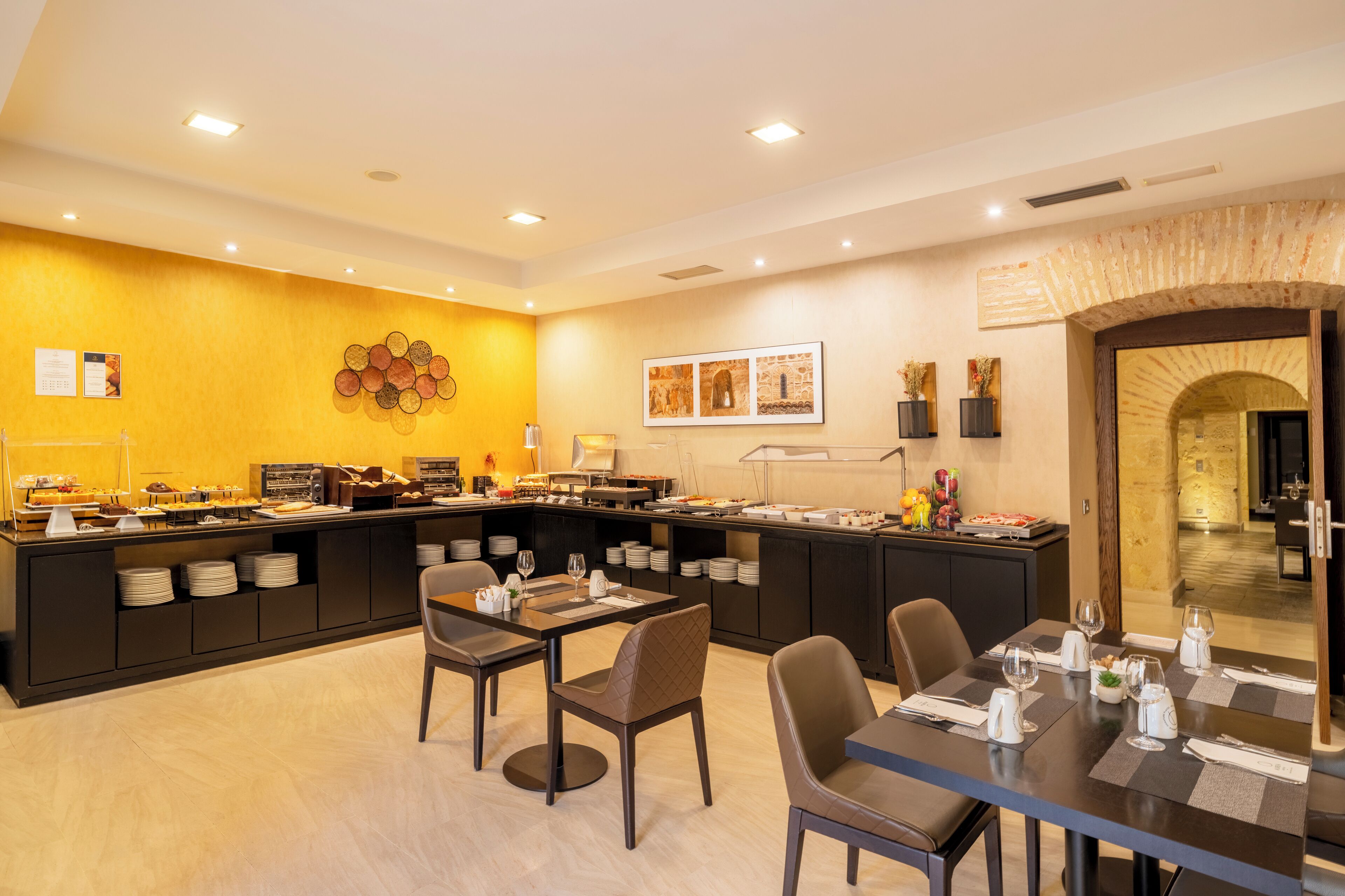 Café da manhã com buffet todos os dias (EUR 20 por pessoa) 