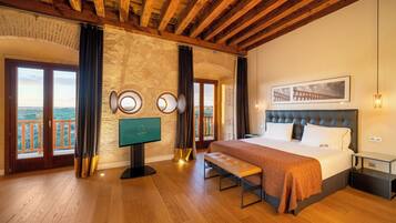 Suite junior (Parral) | Minibar, caja fuerte, escritorio y cortinas opacas