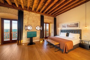 Junior Suite (Parral) | Minibar, in-room safe, desk, blackout drapes