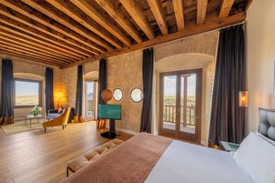 Suite junior (Parral) | Minibar, caja fuerte, escritorio y cortinas opacas