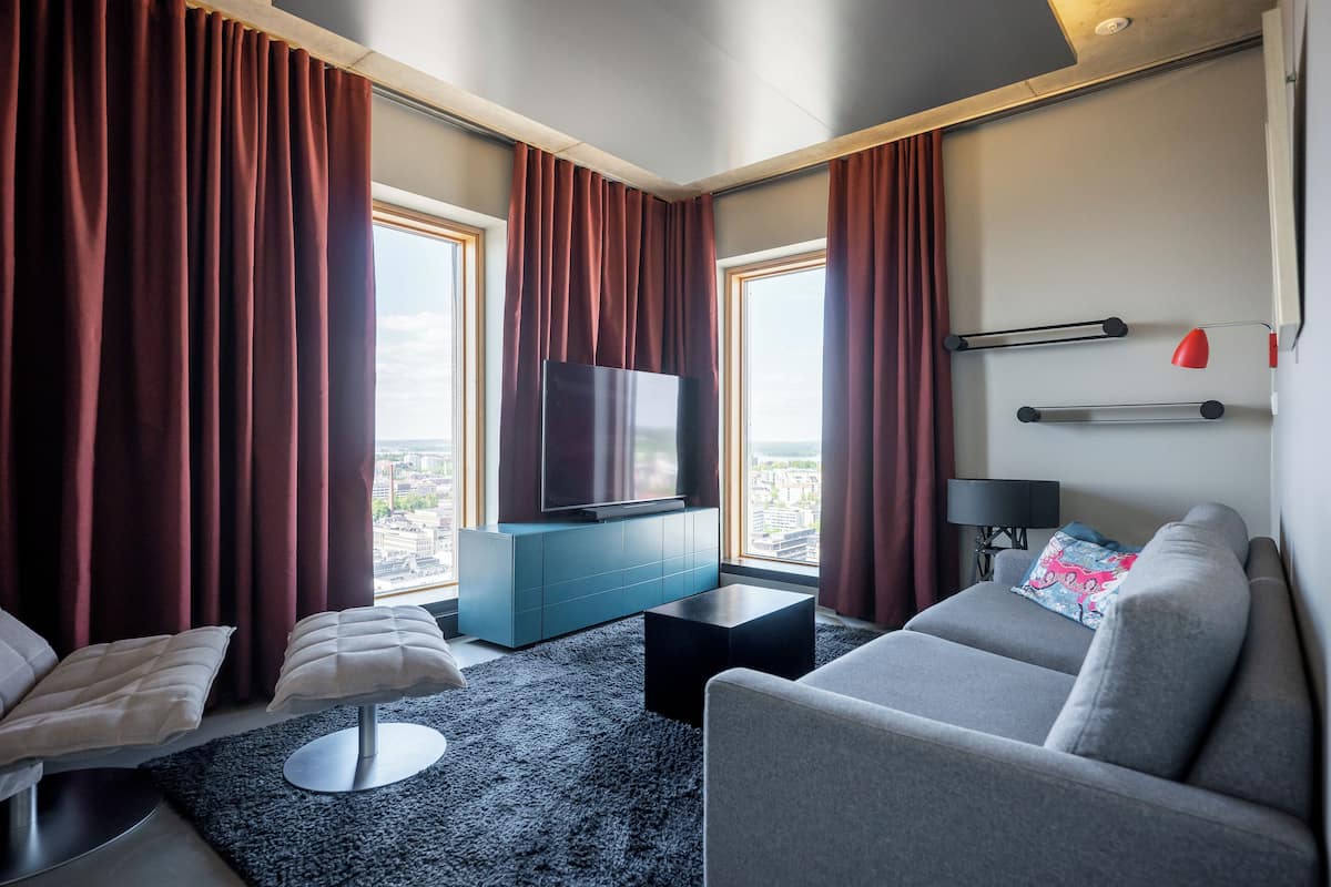 Junior Suite | Minibar, in-room safe, individually decorated, desk