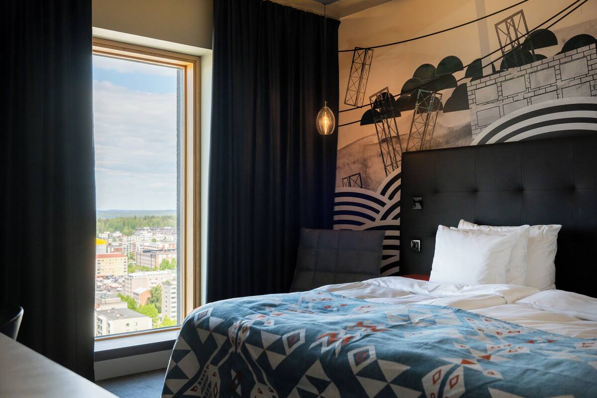 junior suite | minibar, in-room safe, individually decorated, desk