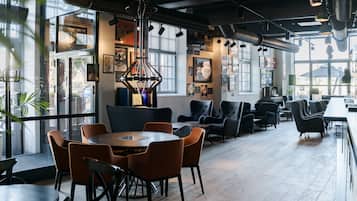 2 bars/lounges