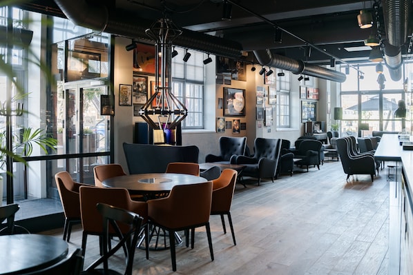 2 Bars/Lounges