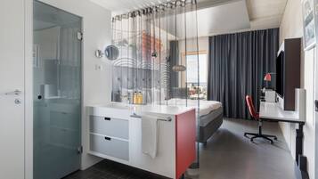 Habitación, 1 cama de matrimonio grande (Solo Up) | Minibar, caja fuerte, decoración individual y escritorio