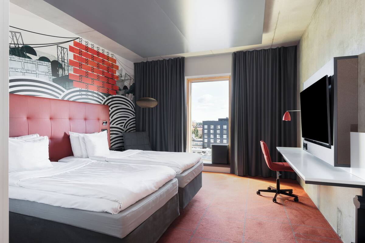Zweibettzimmer (Solo) | Minibar, Zimmersafe, Schreibtisch, Verdunkelungsvorhänge