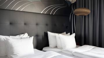 Habitación con 2 camas individuales (Solo Up) | Minibar, caja fuerte, decoración individual y escritorio