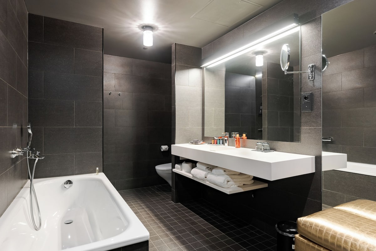junior suite | bathroom | shower, free toiletries, hair dryer, towels