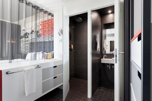 Shower, free toiletries, hair dryer, towels - Solo Sokos Hotel Torni Tampere (Tampere)