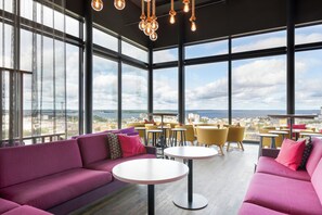 2 Bars/Lounges