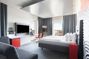 Kamer (Solo Supreme with divan sofa) | Een minibar, een kluis op de kamer, individueel gedecoreerd, een bureau