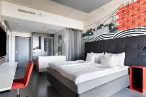 Chambre, 1 très grand lit (Solo Up) | Minibar, coffres-forts dans les chambres, décoration personnalisée