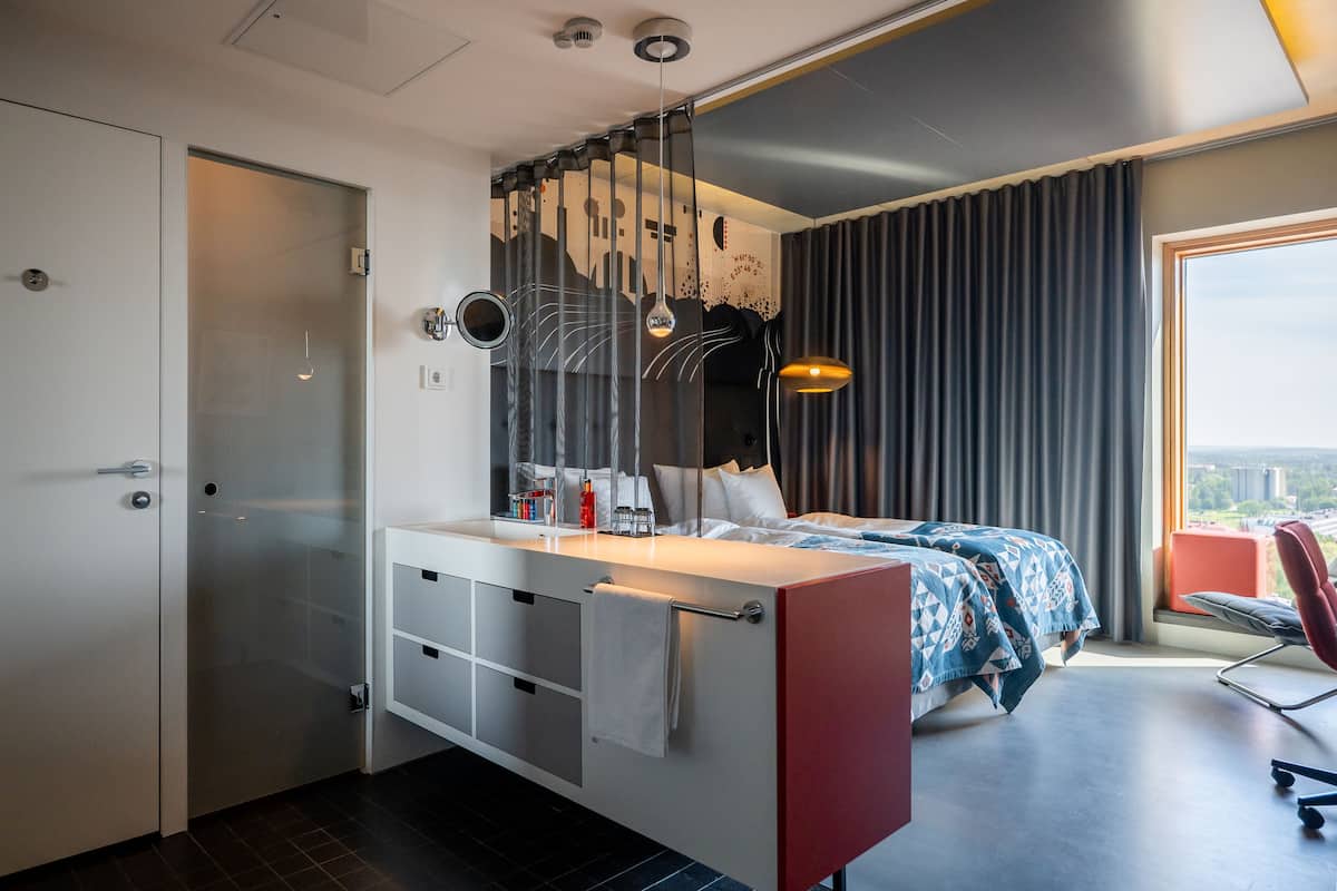 minibar, in-room safe, individually decorated, desk