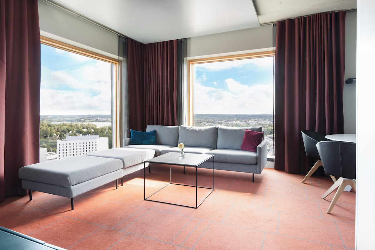 Room (Ultimate Solo) | Minibar, in-room safe, individually decorated, desk