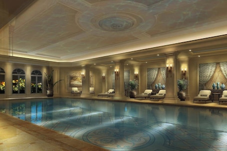 Una piscina techada, guardavidas en la propiedad. The Castle Hotel, a Luxury Collection Hotel, Dalian