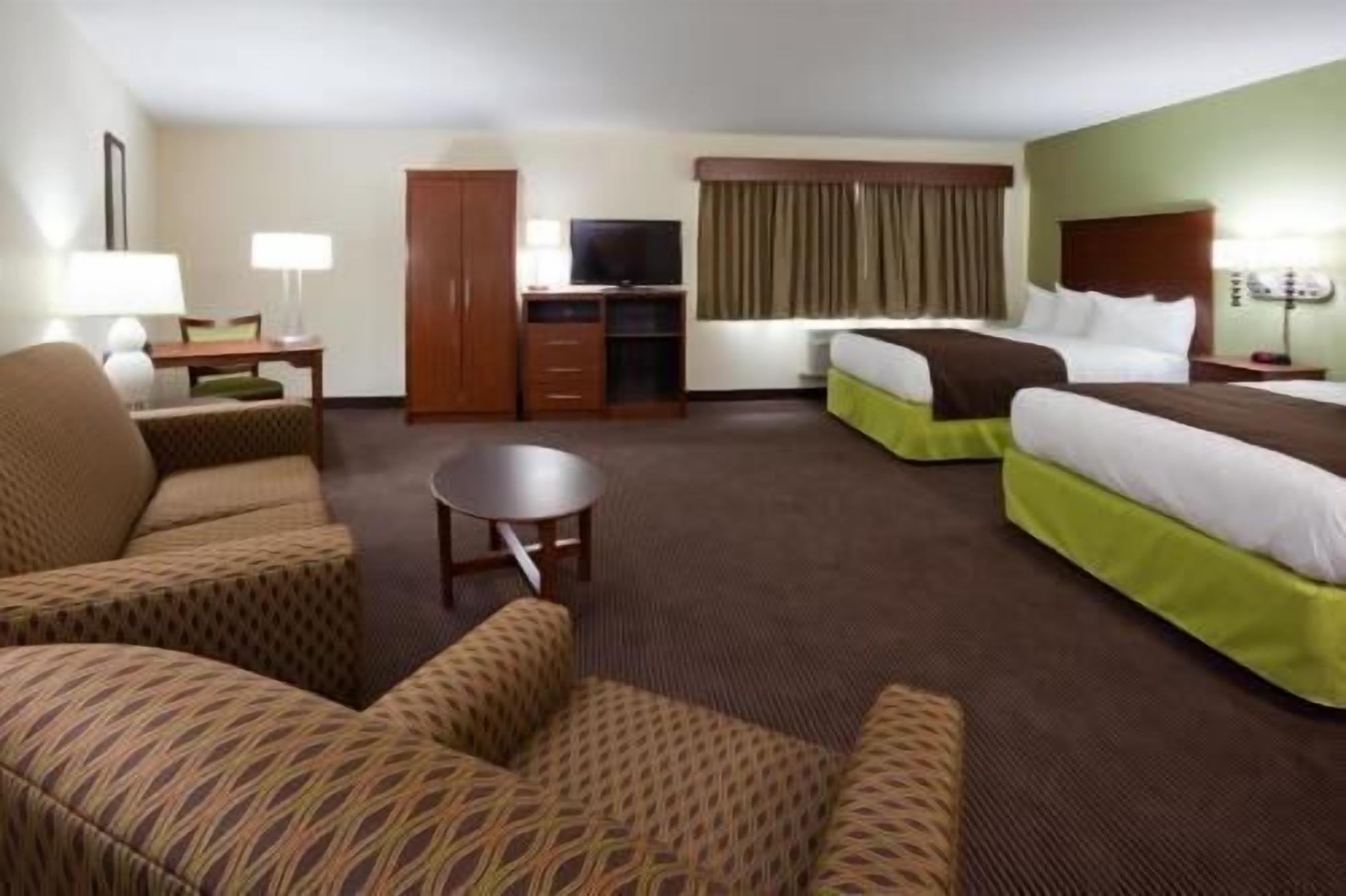 Skrivebord, strykejern/-brett og barnesenger (inkludert)