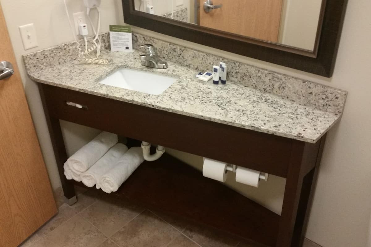 combined shower/bathtub, deep-soaking bathtub, free toiletries