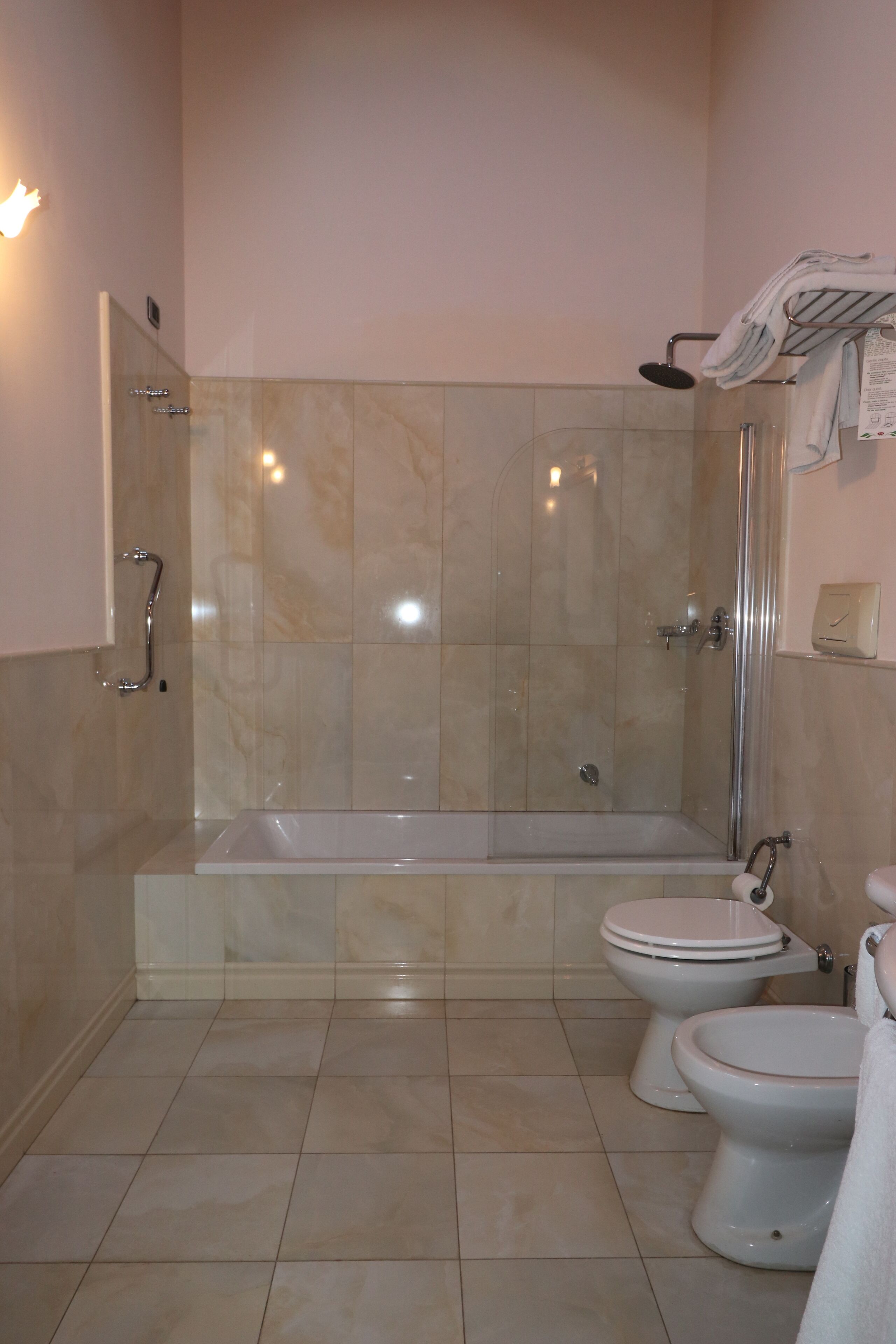 comfort studio, 1 bedroom | bathroom | hair dryer, towels, soap, shampoo