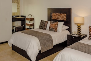 Suite Deluxe, 2 camas Queen size | Caja de seguridad en la habitación, wifi gratis y ropa de cama