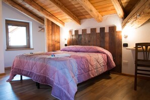 Habitación con 1 cama matrimonial o 2 individuales, balcón, vista a la montaña | Camas extra, ropa de cama y acceso para silla de ruedas