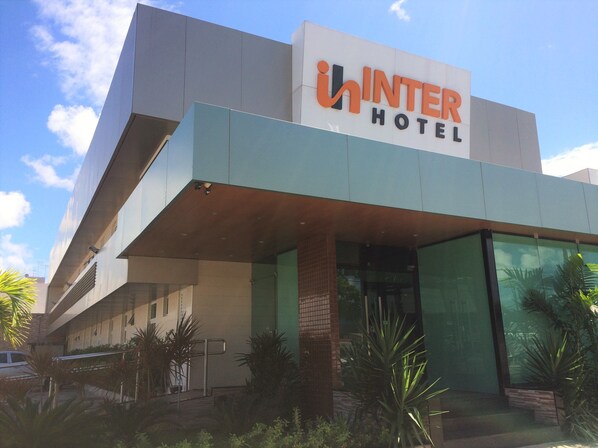 The exterior of the Inter Hotel with a modern design, featuring a prominent sign and a glass entrance. - Inter Hotel (Recife)
