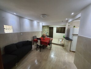 Maison Confort | Coin séjour | Télévision LED de 32 pouces avec chaînes numériques, télévision