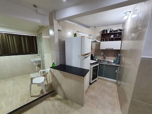 Comfort House | Private kitchen | Fridge, stovetop, toaster, blender - Apartamentos Itapuã Residence - Praia (Salvador)