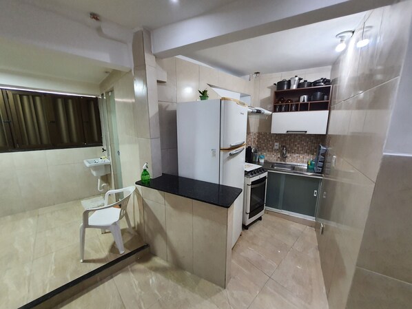 Comfort House | Private kitchen | Fridge, stovetop, toaster, blender - Apartamentos Itapuã Residence - Praia (Salvador)