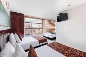 Habitación triple estándar, 2 camas dobles | Escritorio, wifi gratis, ropa de cama
