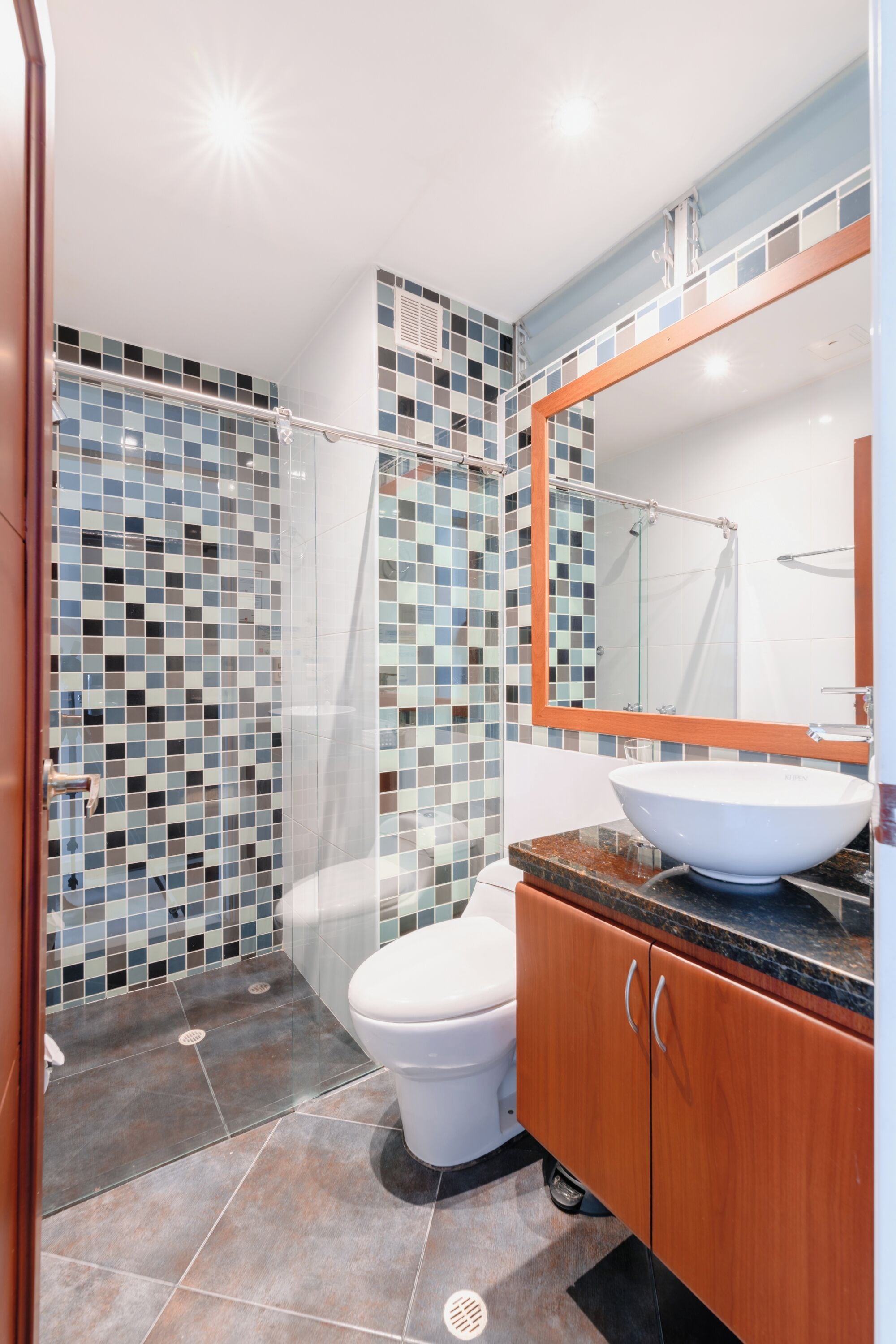 Quarto triplo standard, 2 camas de casal | Banheiro | Chuveiro, secador de cabelo (mediante solicitação), toalhas de banho 