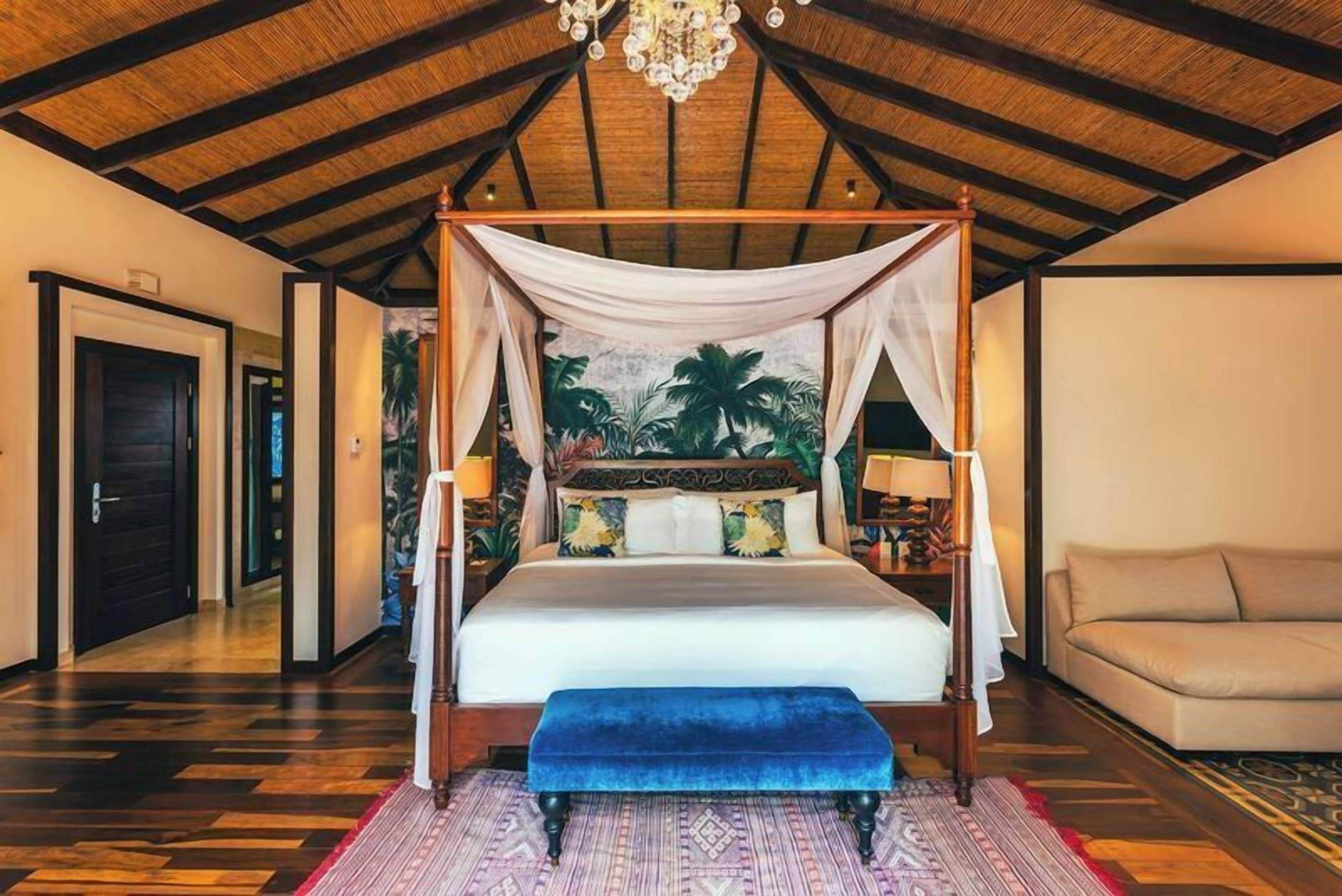 Springs Villa | Free minibar items, in-room safe, desk, laptop workspace