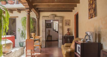 Uxlabil Hotel y Galeria Antigua