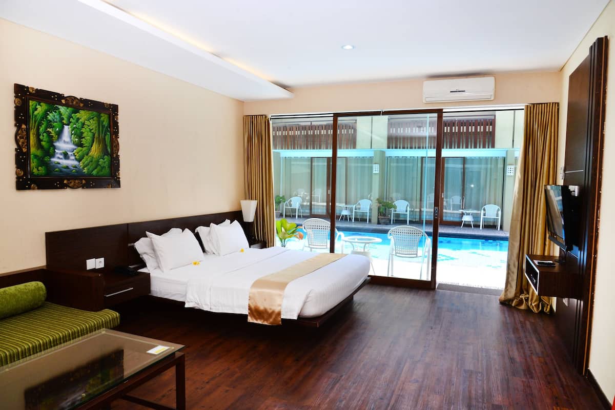 Deluxe Studio Suite, 1 King Bed, Pool Access | Premium bedding, minibar, in-room safe, desk