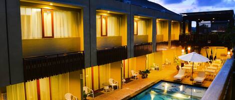 Voorkant accommodatie - avond/nacht