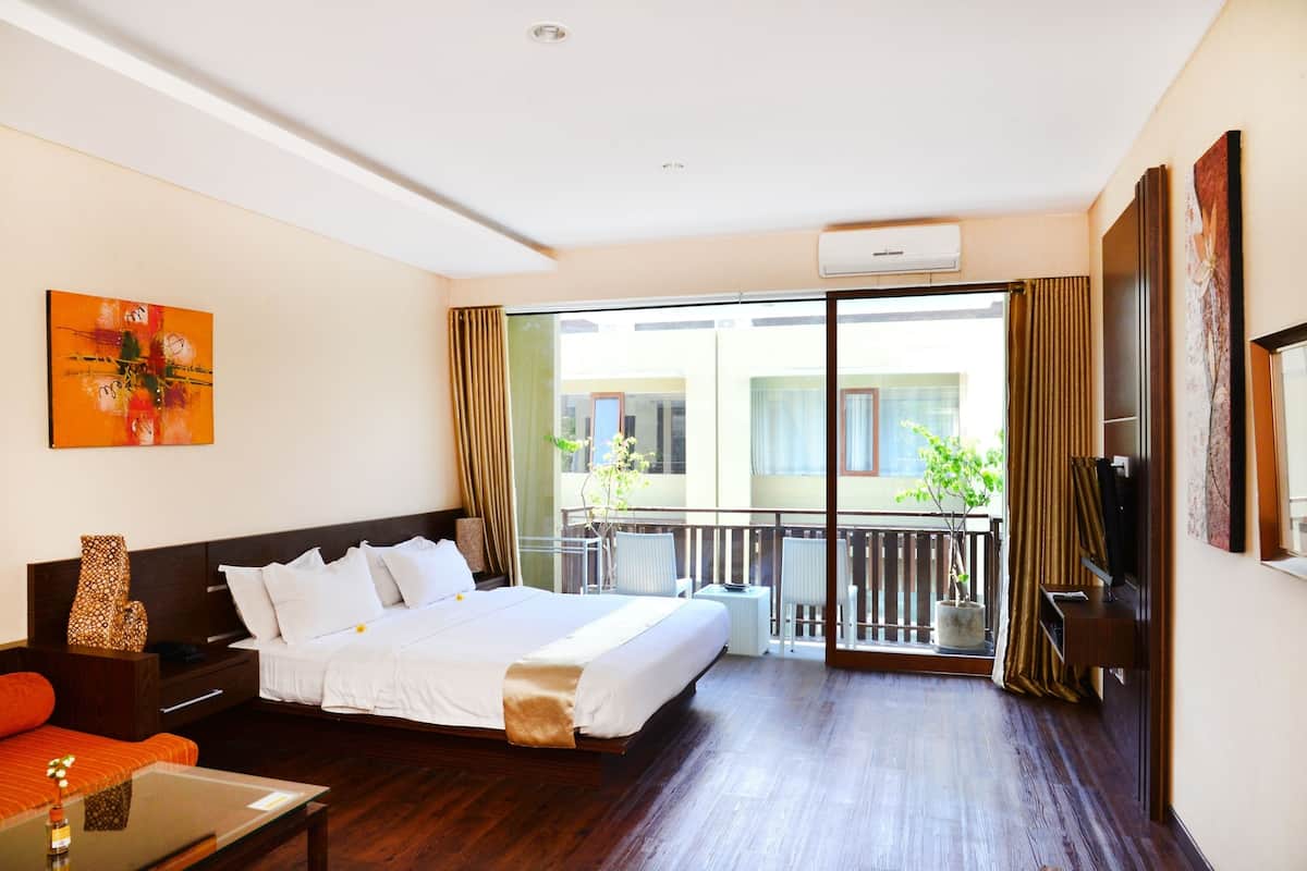 Deluxe Studio Suite, 1 King Bed, Balcony | Premium bedding, minibar, in-room safe, desk