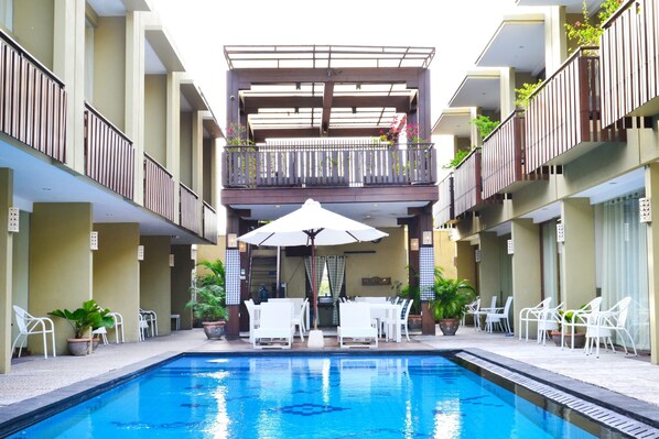 حمّام سباحة خارجي، مفتوح من 8 صباحًا إلى 10 مساءً، مقاعد للتشمس