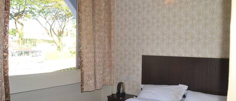 Habitación doble Deluxe | Caja de seguridad en la habitación y escritorio