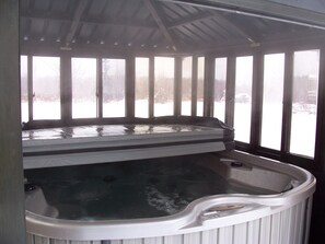 Indoor spa tub - Mountain House (The Blue Mountains)