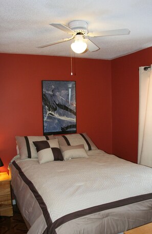 Mountain House (pillows and duvets are provided - bed linens and towels are NOT provided) | Individually decorated, individually furnished, blackout drapes - Mountain House (The Blue Mountains)