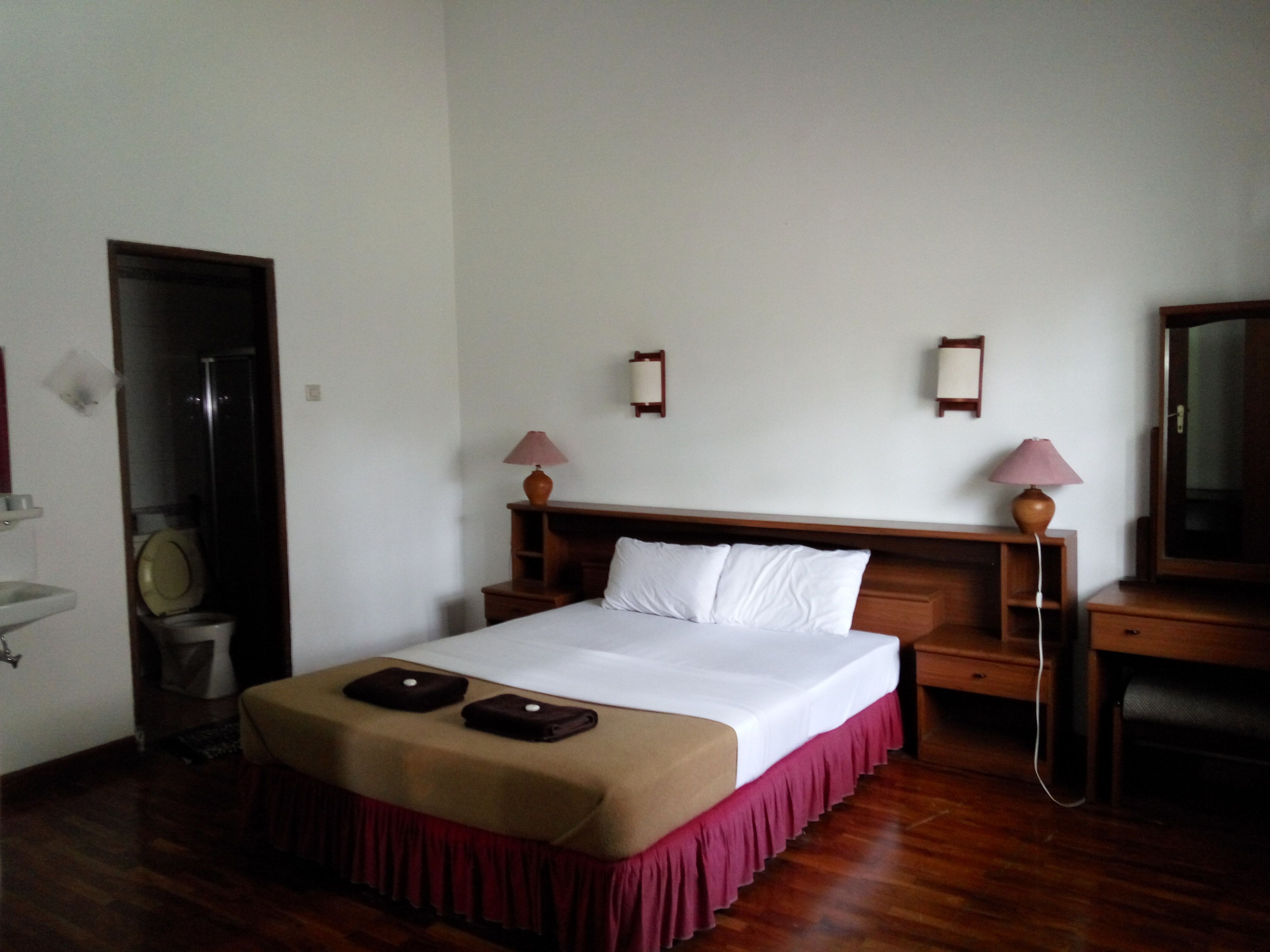 1 bedroom, desk, iron/ironing board, rollaway beds