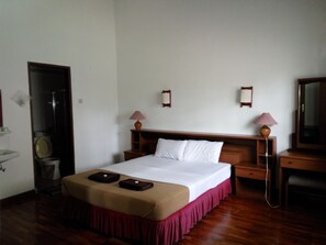 1 bedroom, desk, iron/ironing board, rollaway beds