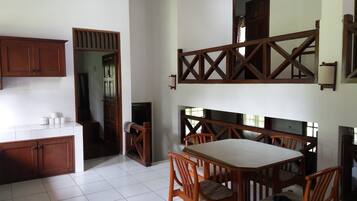 1 chambre, bureau, fer et planche à repasser