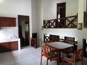 1 phòng ngủ, bàn, bàn ủi/dụng cụ ủi quần áo 