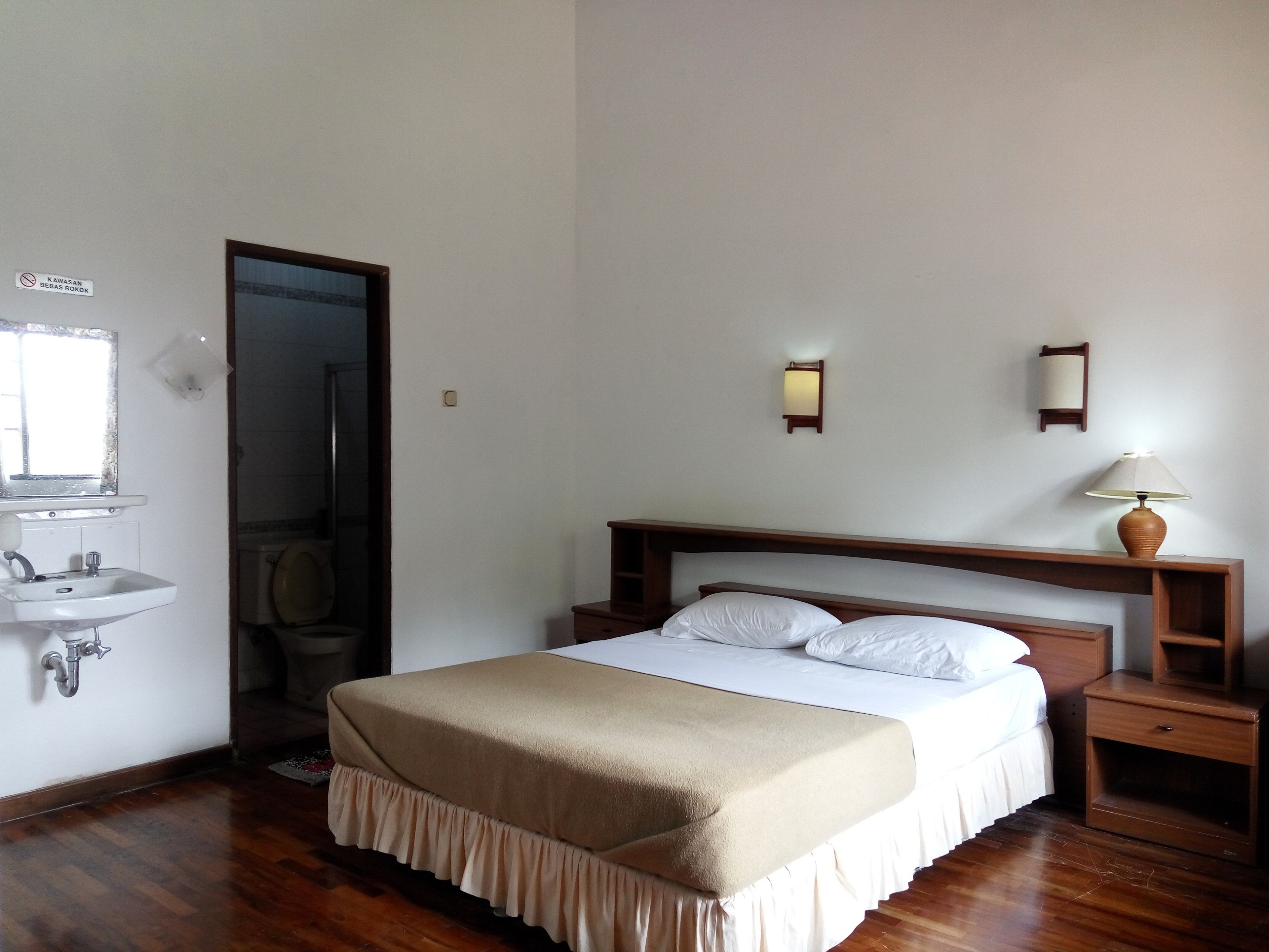 1 bedroom, desk, iron/ironing board, rollaway beds