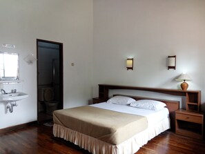 1 dormitori, escriptori, planxa i posts de planxar i llits addicionals 